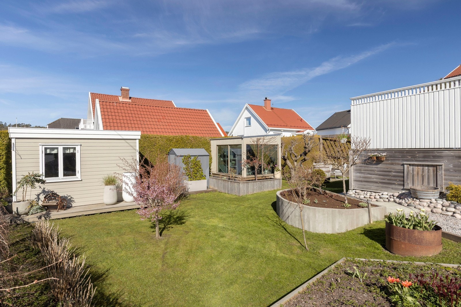 Uteområdene er et kapittel for seg selv, med en nyere og innbydende utestue, en romslig pergola samt flere terrasser og plattinger som skaper gode soner for både avslapning og sosiale sammenkomster. Galleribilde