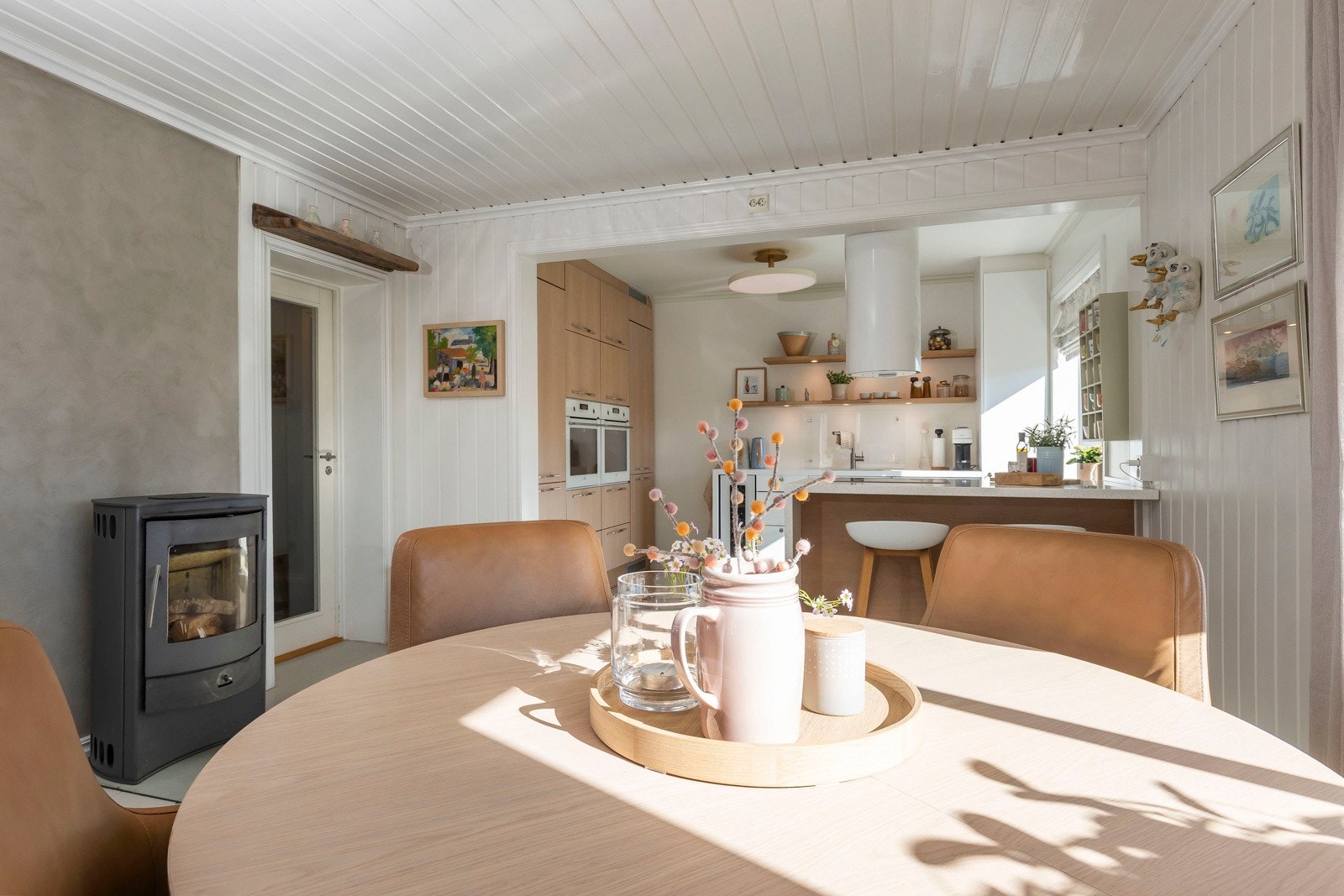 Boligen fremstår som innholdsrik og godt vedlikeholdt, med flere moderne oppgraderinger som gir et helhetlig og tidsriktig uttrykk. Galleribilde
