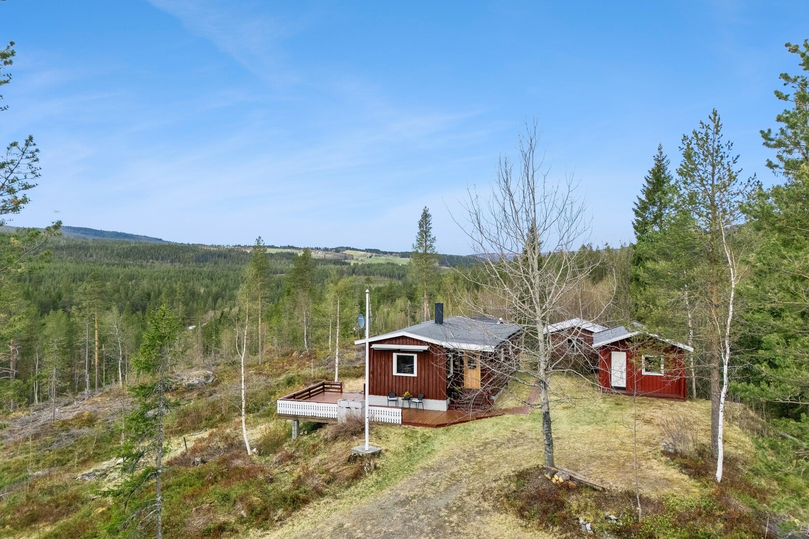 Eiendommen består av hytte, anneks og uthus. Galleribilde
