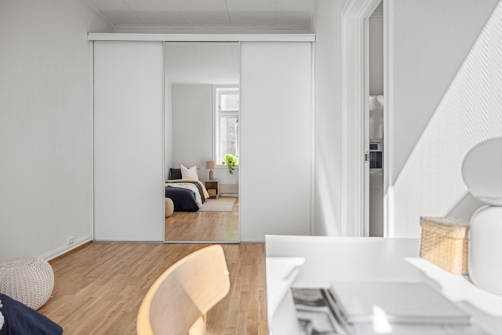 Praktisk med skyvedørsgarderobe Galleribilde