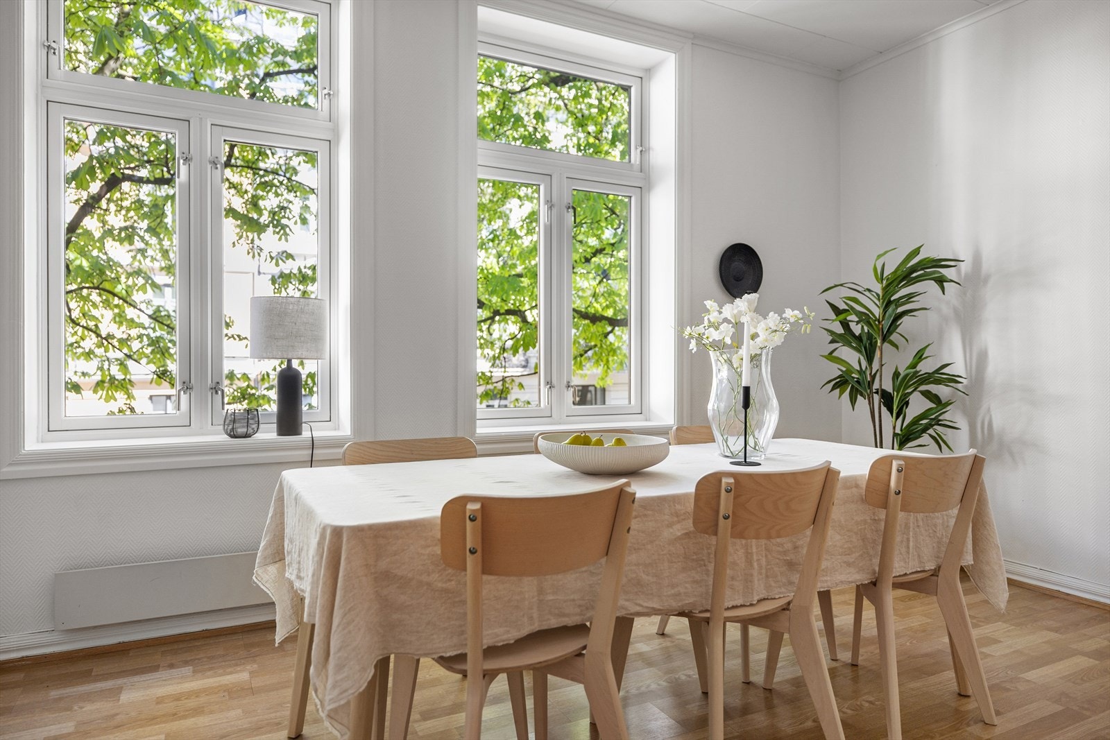 Stuen er delt opp i flere soner med bl.a. spisemøblement og sofagruppe Galleribilde