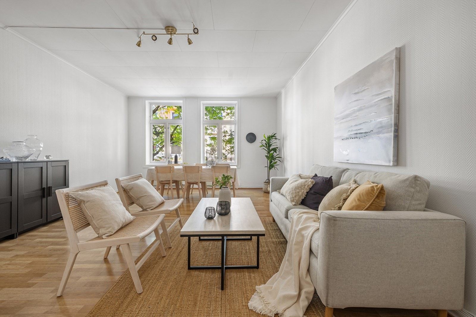 Stuen har en naturlig soneinndeling mellom sitte- og spiseområde. Galleribilde