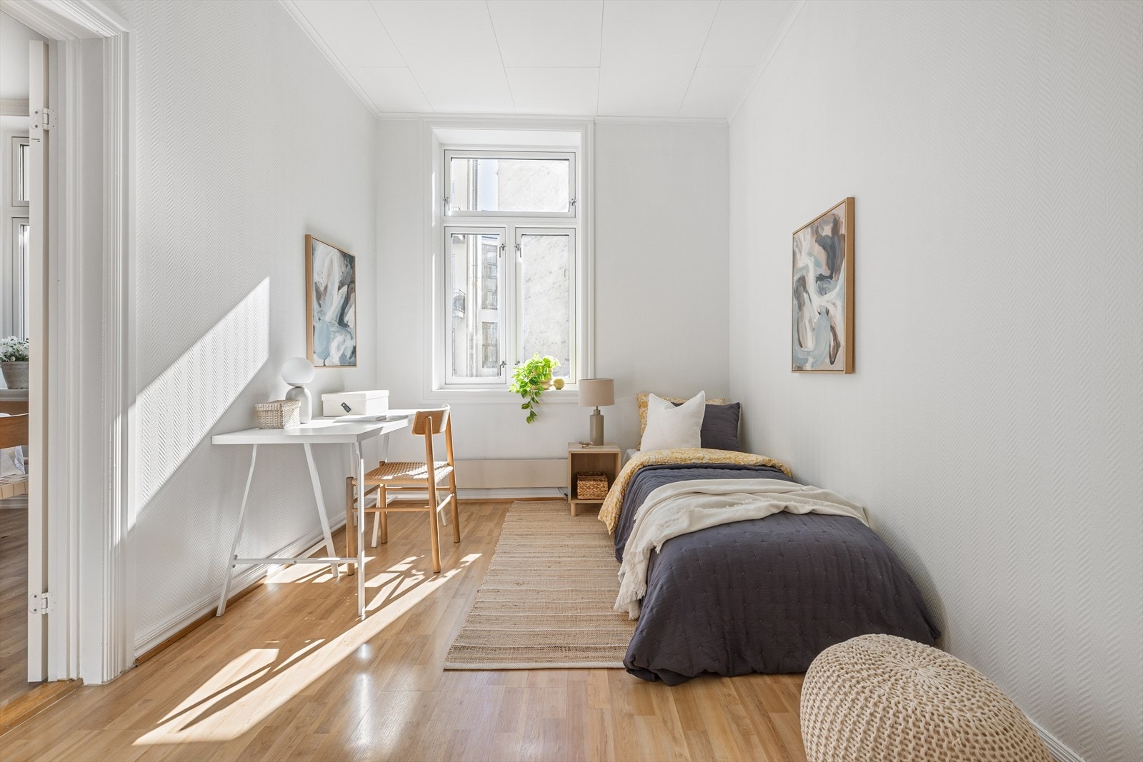 Soverom 2 fremstår lyst og luftig og egner seg godt som barnerom, gjesterom eller hjemmekontor. Galleribilde