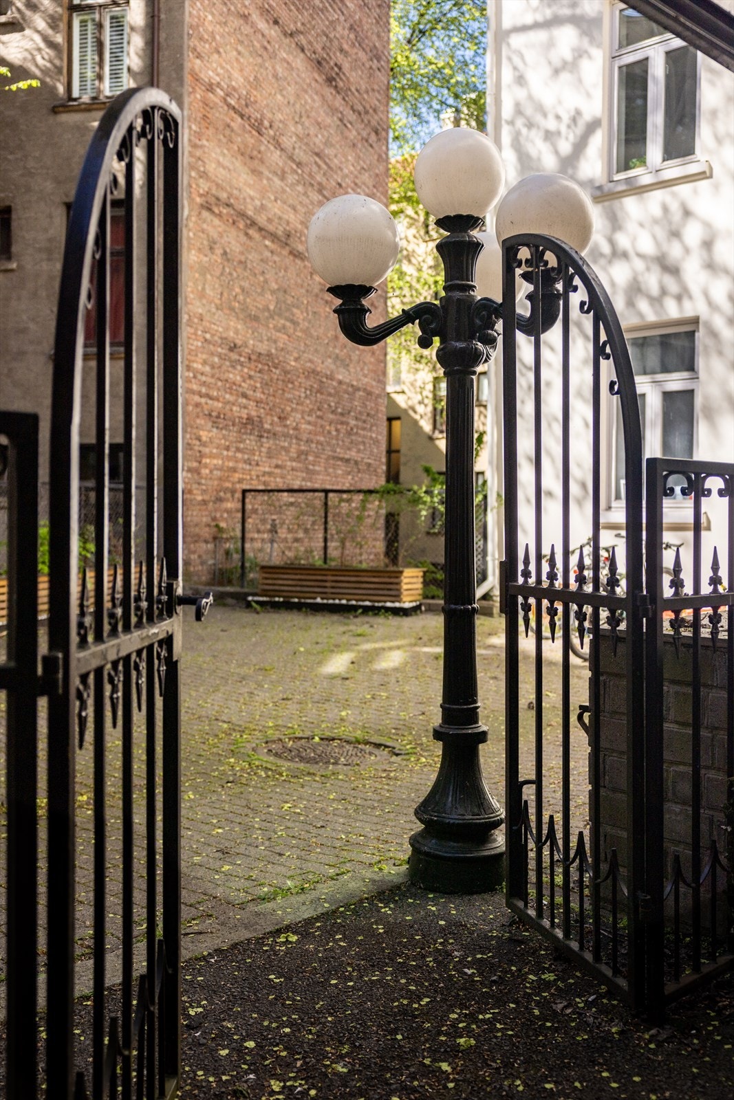 Smijernsport inn mot bakgård Galleribilde