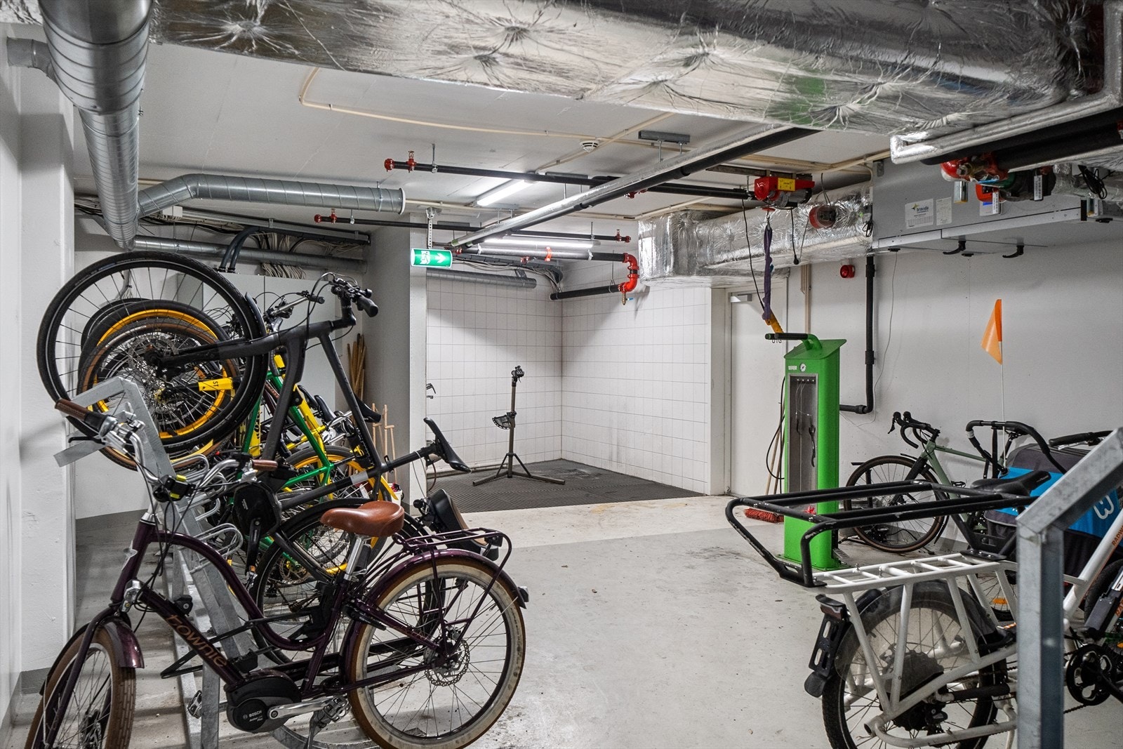 Fantastisk sykkelbod i borettslaget med innendørs lagring og stor vask Galleribilde