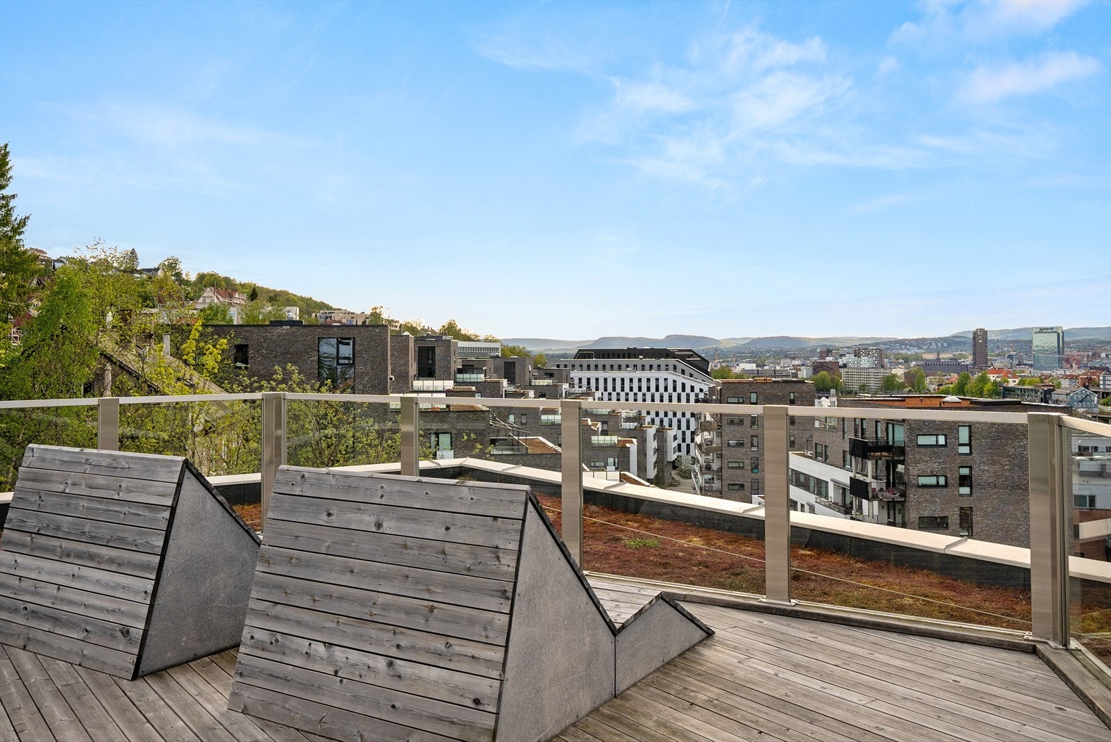 Nydelig takterrasse med fantastisk utsikt og rikelig plass Galleribilde