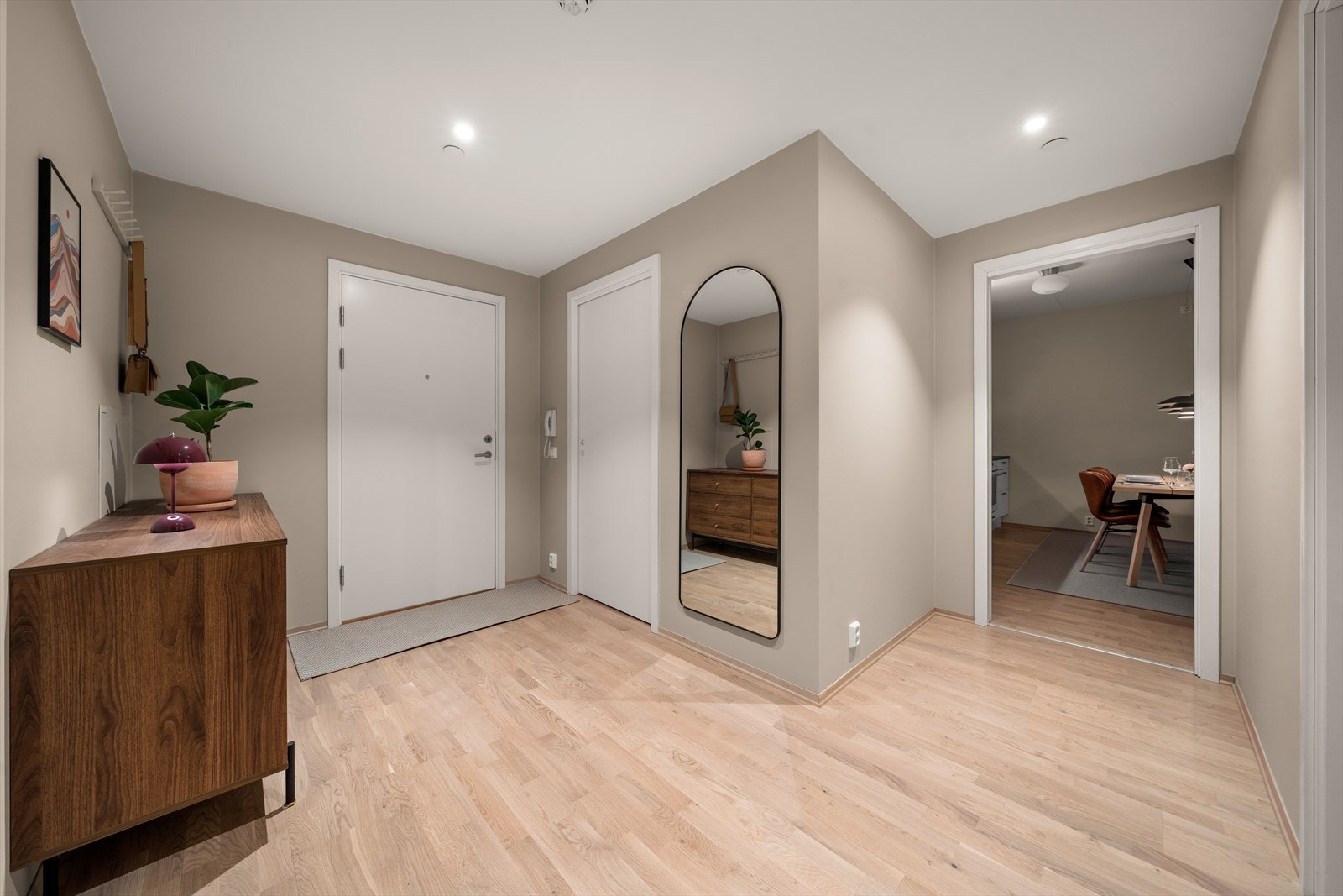 Innbydende entré med gode muligheter for garderobeinnredning Galleribilde
