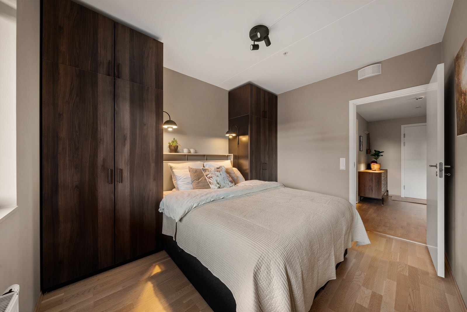 Leiligheten varmes opp via radiatorer tilknyttet felles fjernvarmeanlegg som er inkludert i felleskostnadene via A-konto Galleribilde