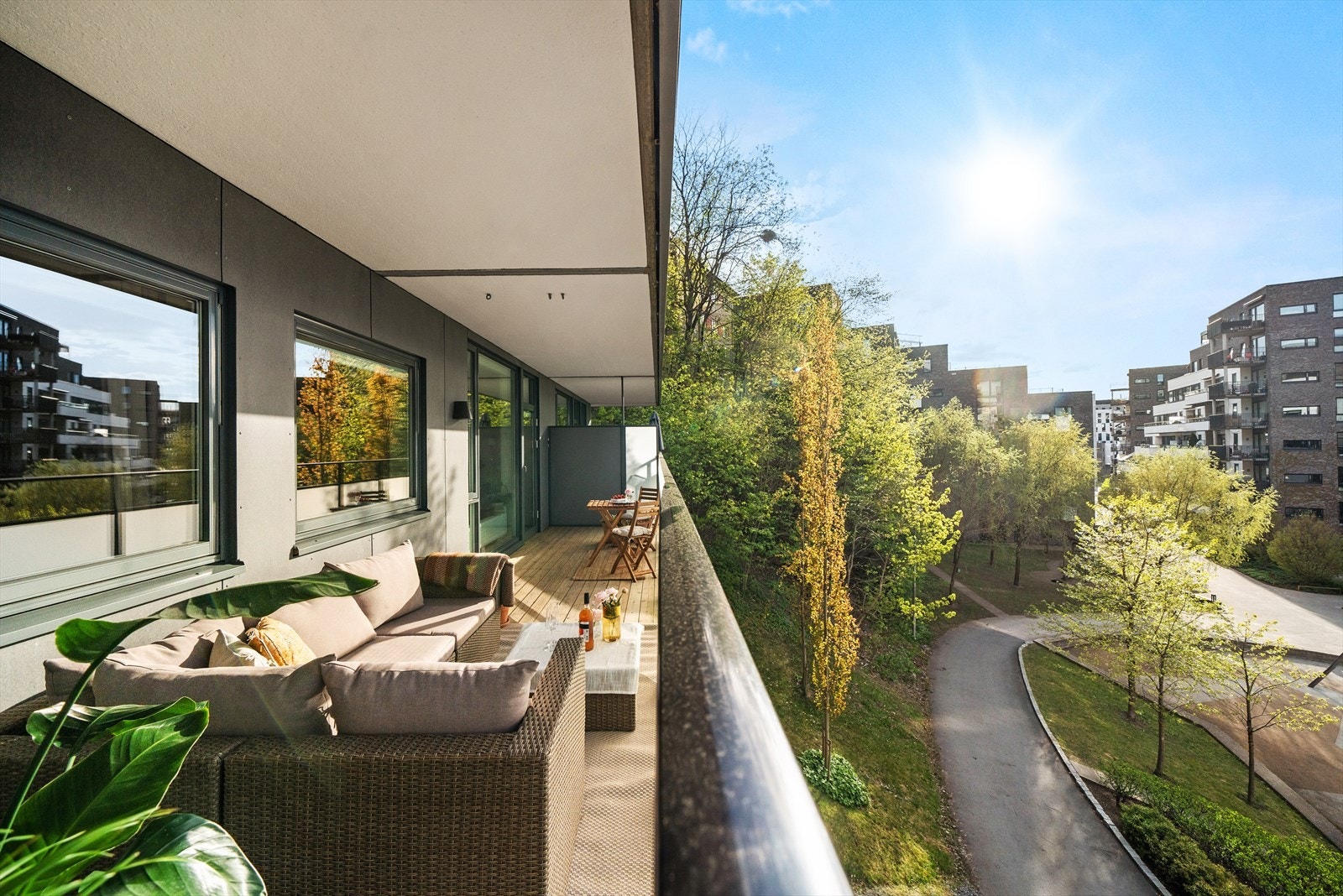 Nydelig uteplass med god plass til både spisegruppe og lounge Galleribilde