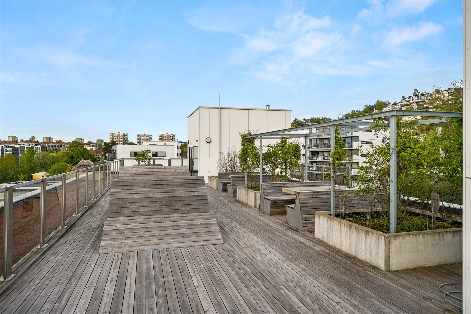 Her får du en unik takterrasse med både romslighet og spektakulær utsikt Galleribilde