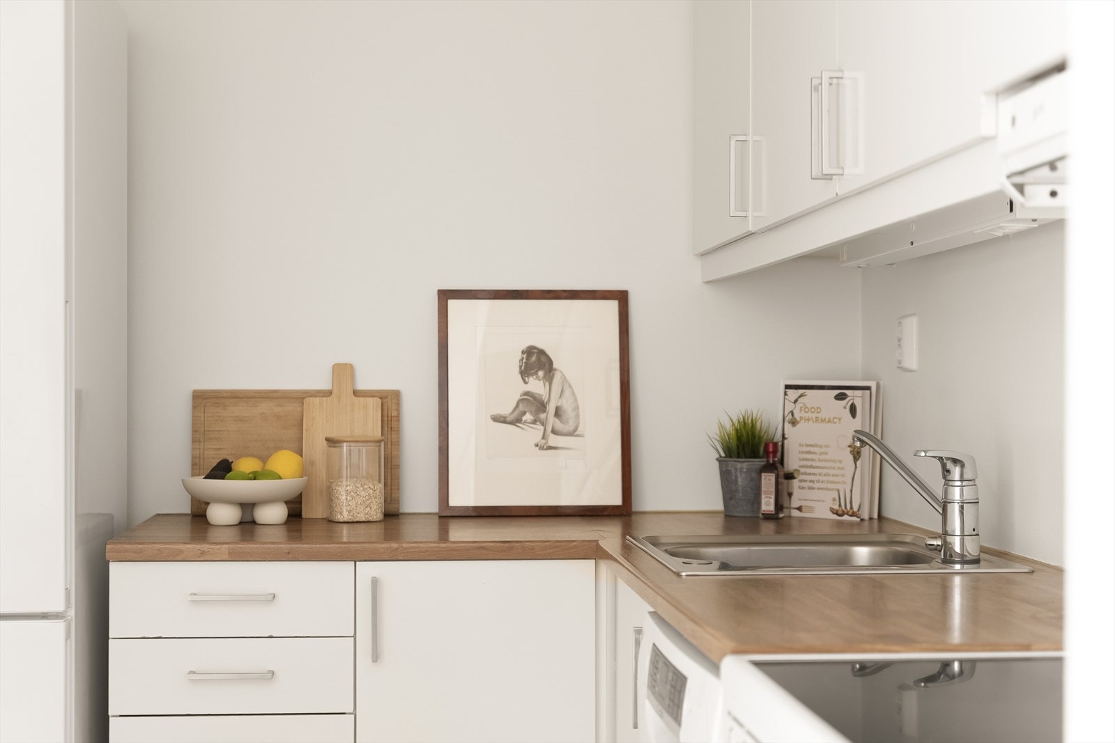 Kjøkkeninnredningen fra Sigdal har glatte fronter, benkeplate i laminat og nedfelt kum med ettgreps blandebatteri. Galleribilde