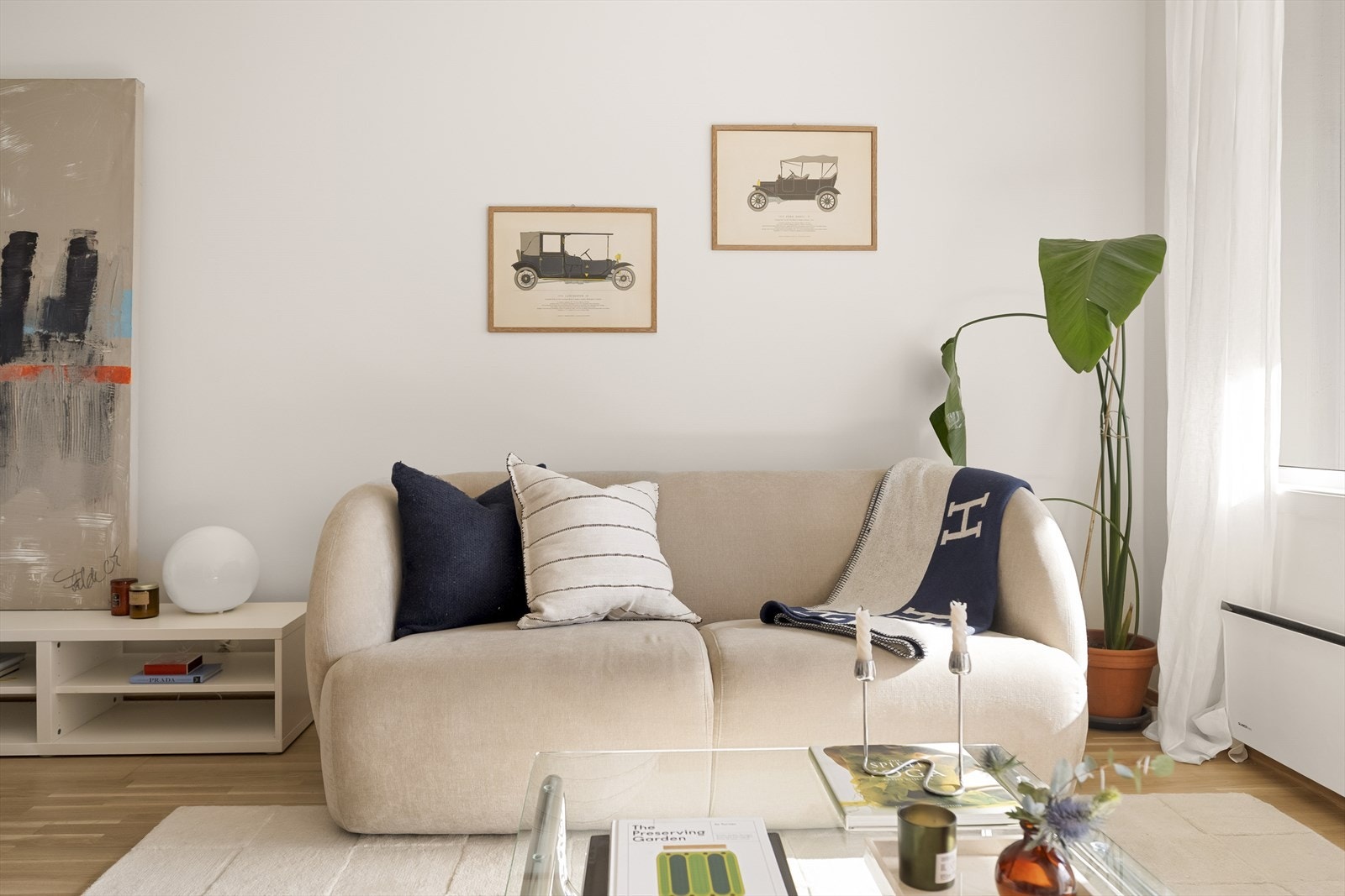 Stuen har plass til både en sofagruppe og et spisebord. Galleribilde