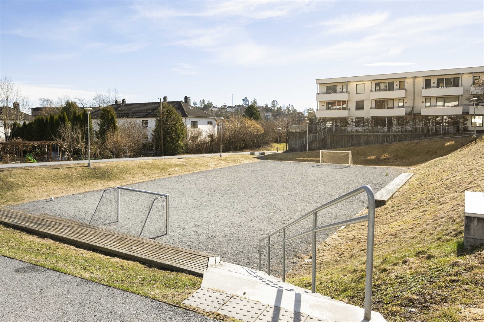 Her bor du midt i smørøyet med kort gangavstand til buss, togstasjon og varierte turmuligheter. Galleribilde