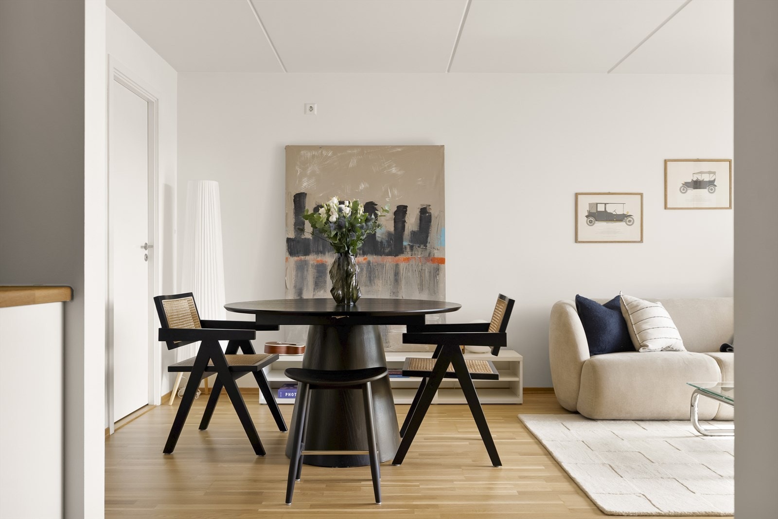 Det er god plass til en egen spisesone i tilknytning til både stue og kjøkken. Galleribilde