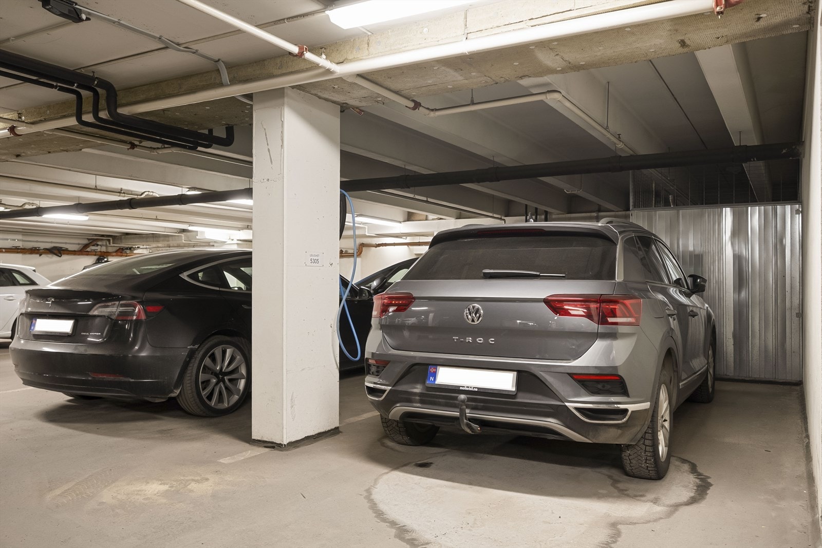 Leiligheten disponerer en parkeringsplass og en bod i felles parkeringskjeller. Galleribilde