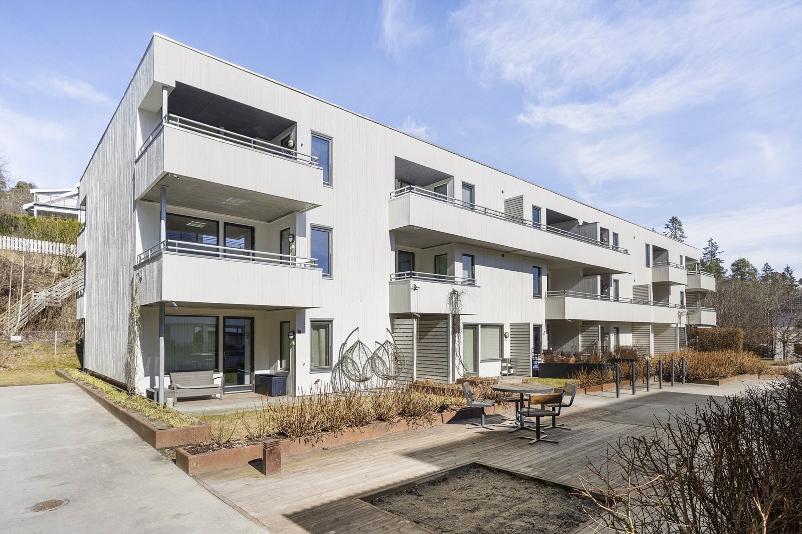 Pent opparbeidede fellesarealer med gressplen og beplantning. Galleribilde