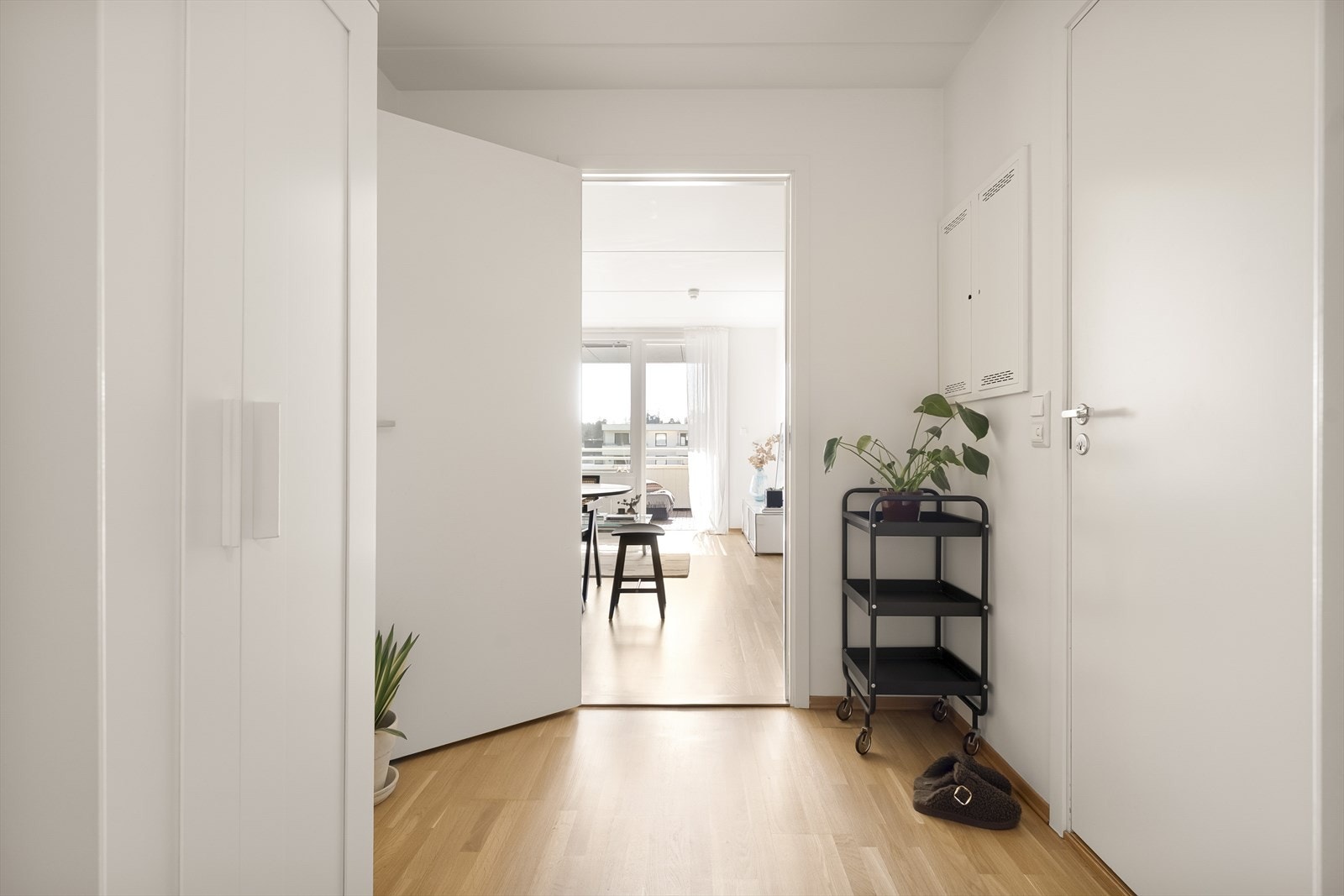 Leiligheten har en innbydende entré med plass til yttertøy og sko i garderobeskap. Galleribilde