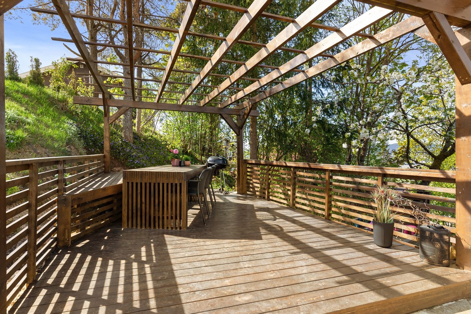 Hagen har en nyere og flott terrasse med pergola Galleribilde