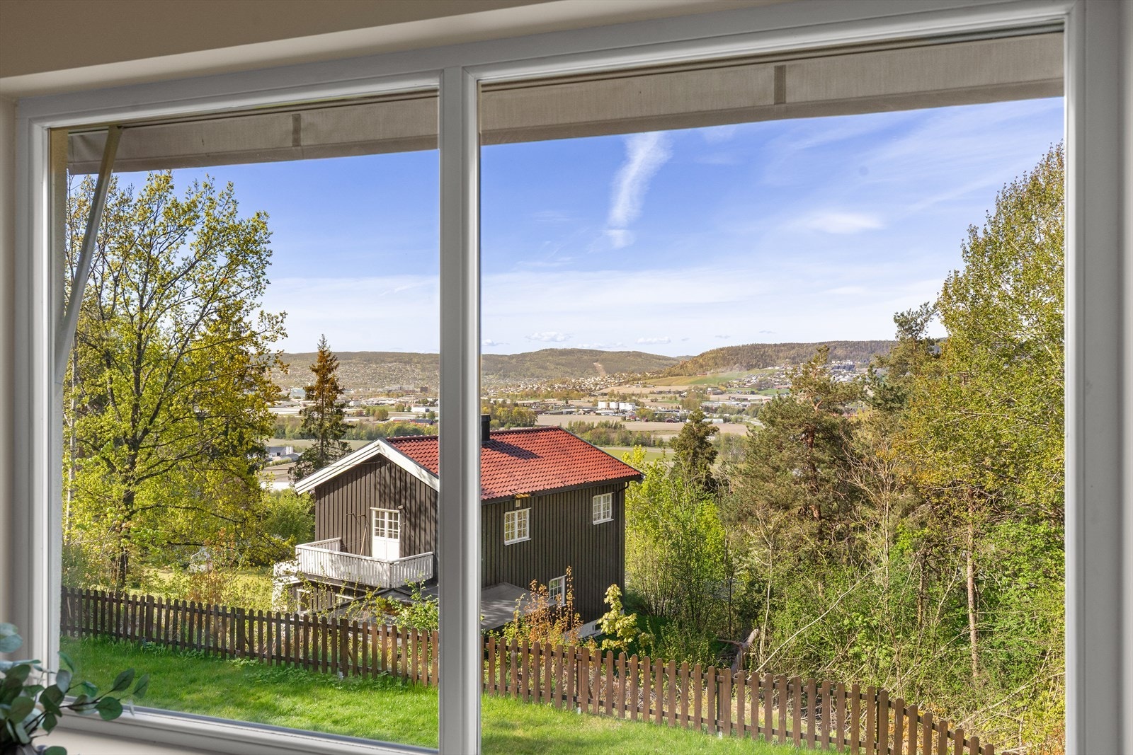 Huset har nydelig utsikt - samt solskjerming på vindu Galleribilde