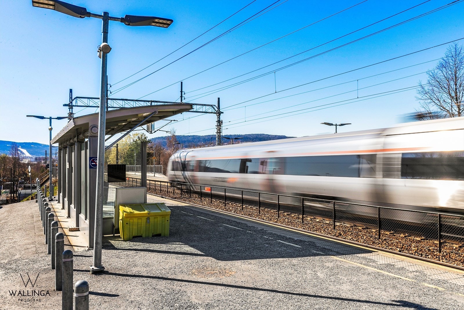 Lier stasjon ligger i kort avstand fra boligen, med gode parkeringsmuligheter og kommunikasjon retning Asker/Oslo Galleribilde