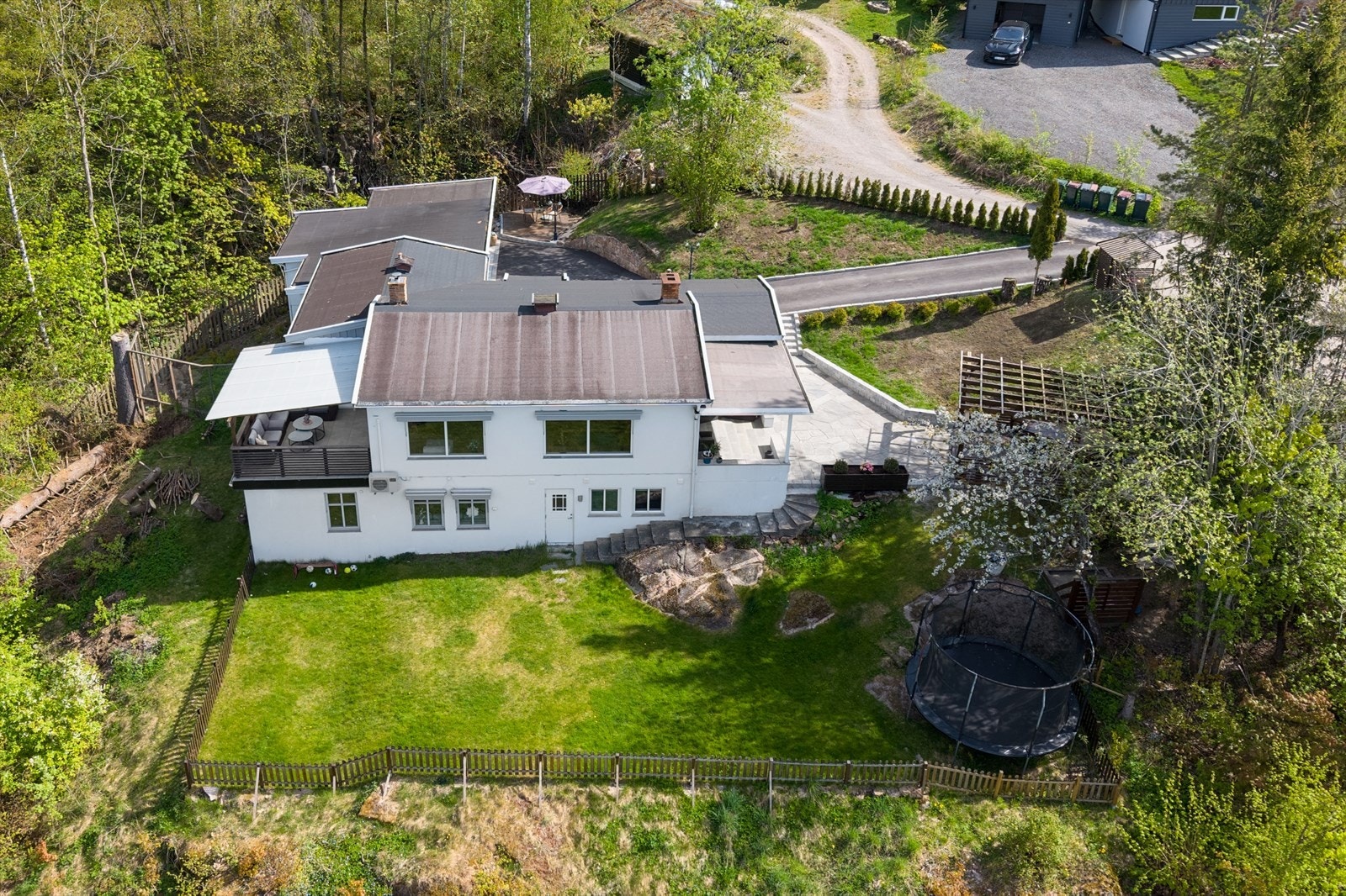 Boligens tomt er oppgradert med både planering og asfaltering, og er en ypperlig perle for to- og firbeinte Galleribilde