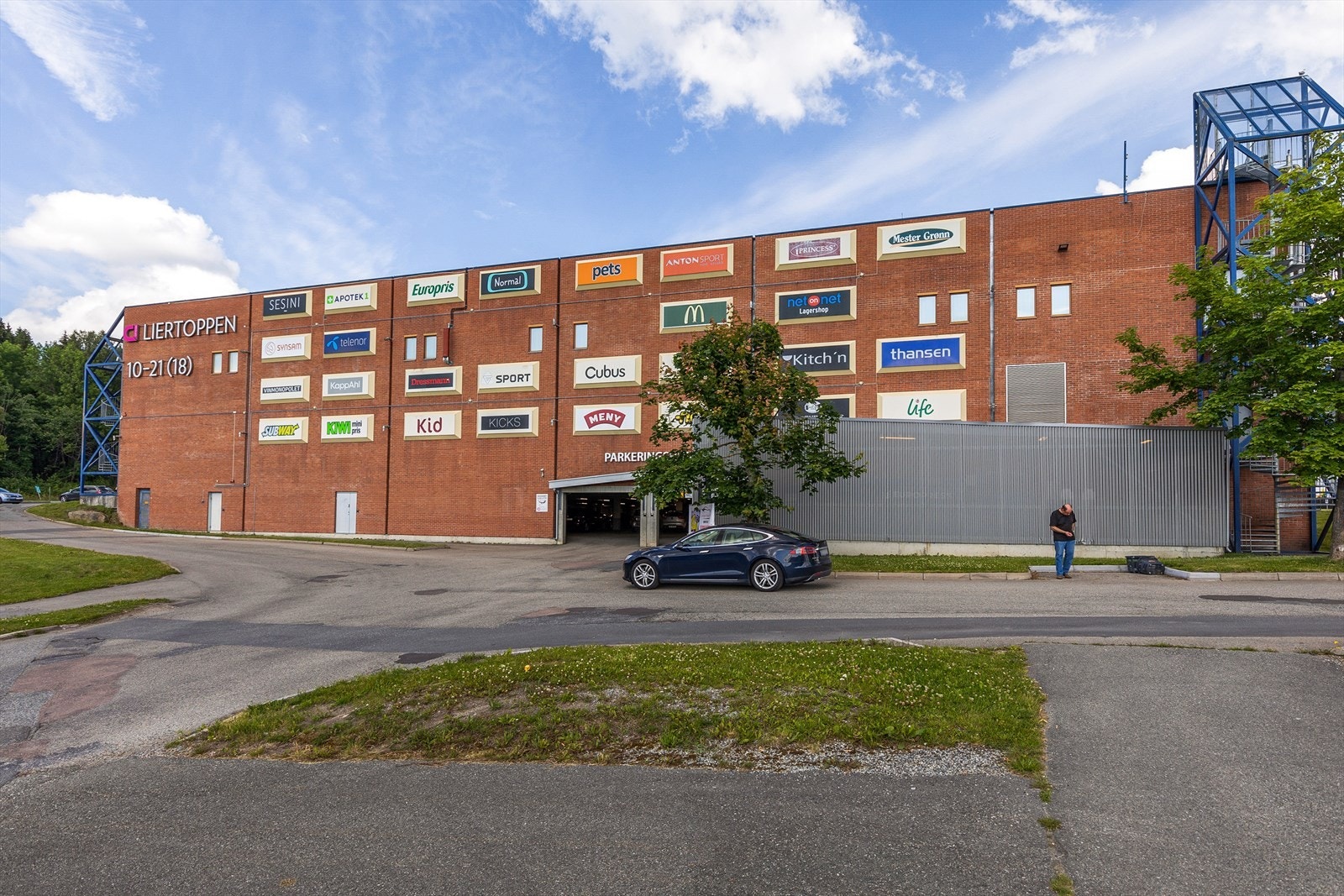 Med få minutters kjøretur fra huset ligger Liertoppen med en rekke butikk- og servicetilbud Galleribilde