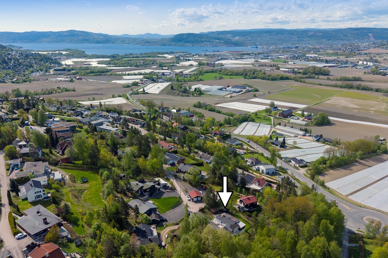 Her bor du landlig og solrikt, med kort vei til Lier togstasjon med pendlerparkering Galleribilde