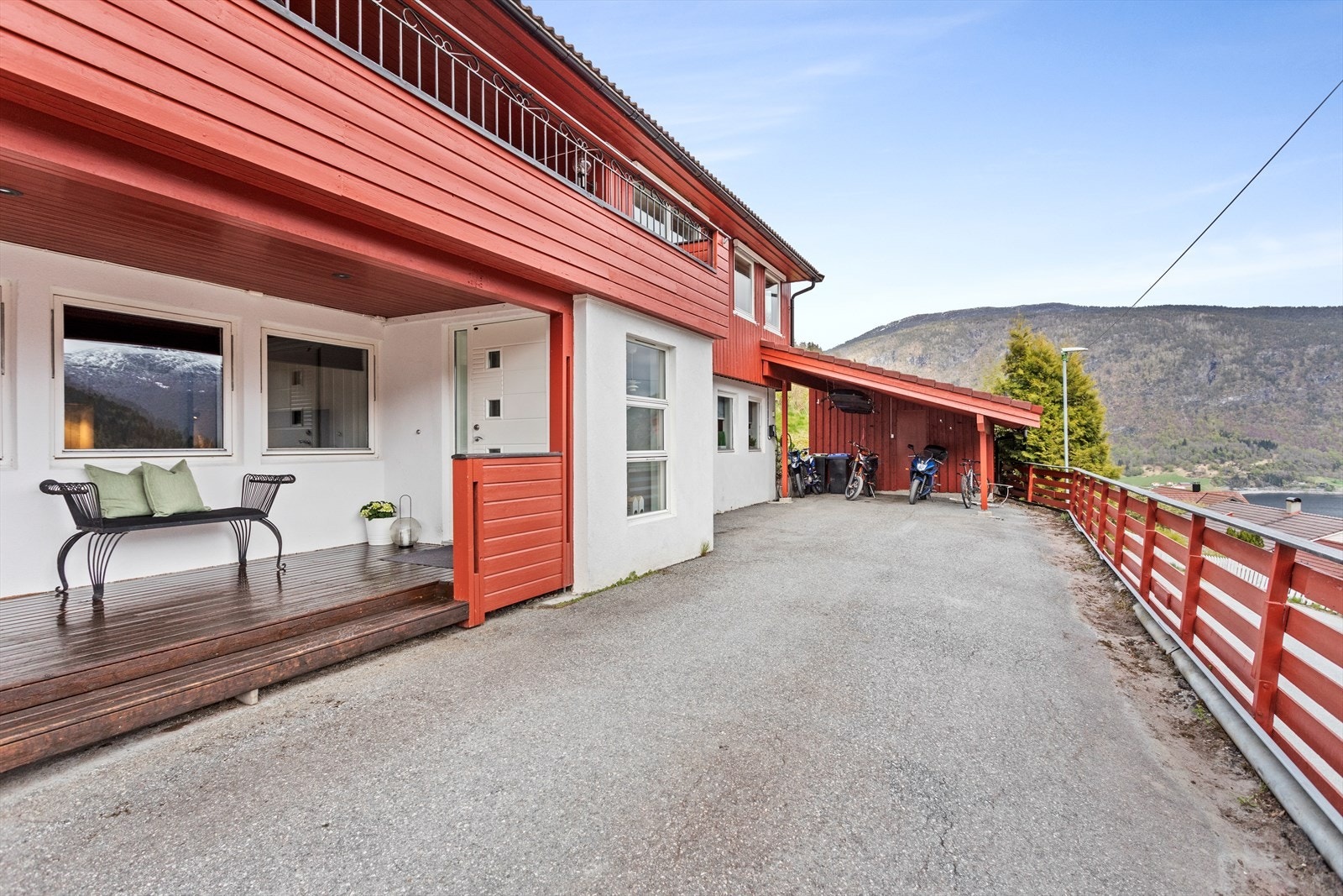 Bustaden vart også utvida med inngangsparti i 2014.
God parkeringsdekning med fast dekke og carport med bod på 20 m2. Her er det god plass til fleire bilar Galleribilde