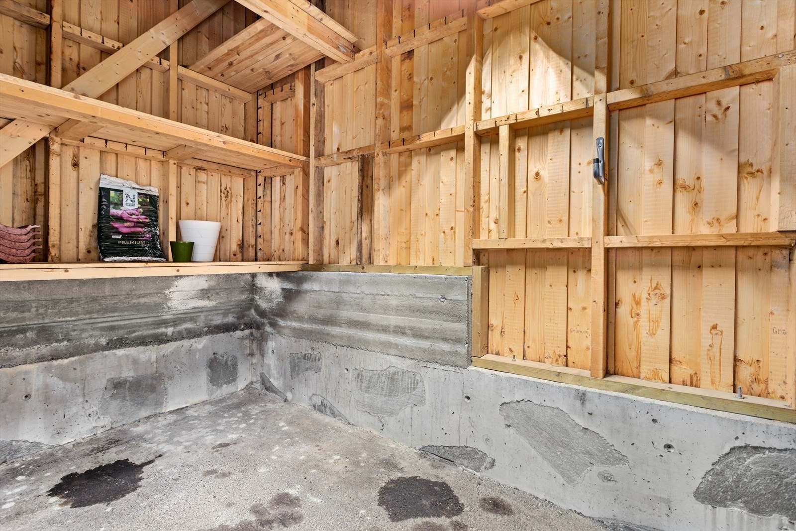 Uteboda ved carporten er oppført med enkel trekonstruksjon som er bygd på plasstøypte fundament som ligg oppå asfaltdekke. Galleribilde
