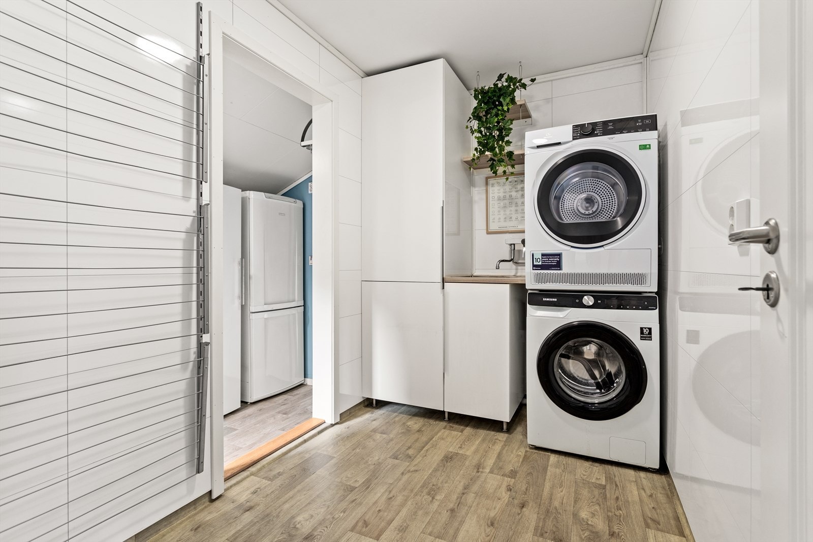 Vaskerommet har golvbelegg med oppbrett og avtrekk via balansert ventilasjon. På veggar er det baderomsplater og himlingsplater i taket. Galleribilde