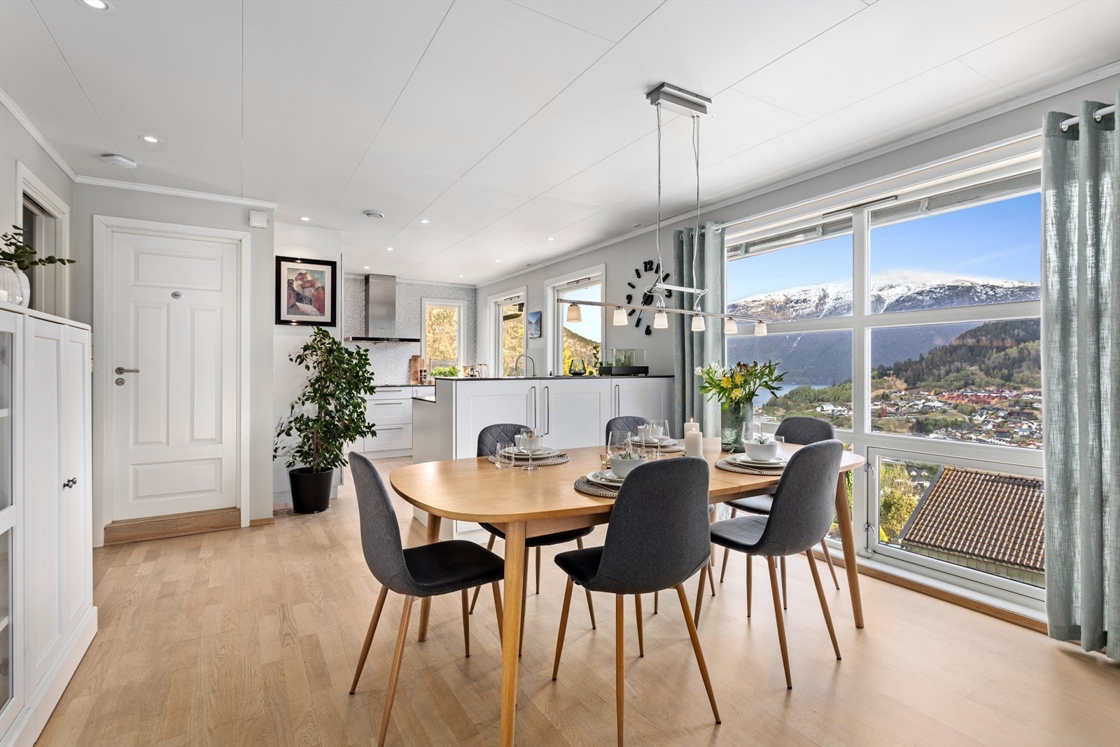 Like ved kjøkkenet er det plass til ei etegruppe. Galleribilde