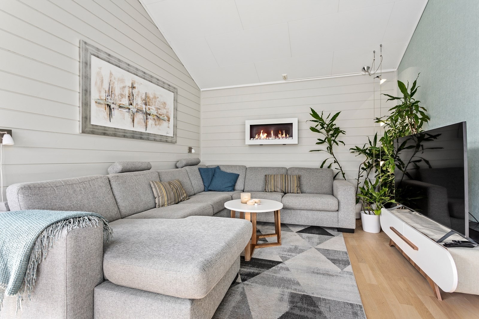 Tv-stova har god plass til stor hjørnesofa. Ein perfekt stad for avslapping og hyggjelege filmkveldar med familie og venner. Galleribilde