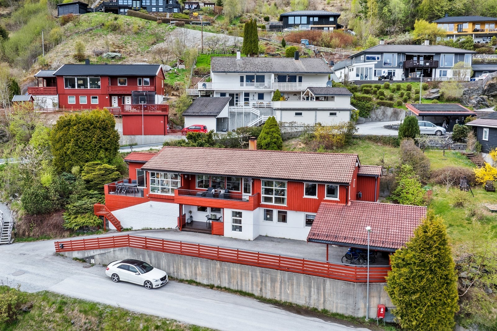 Bustaden er på 2 plan og inneheld mellom anna ei romsleg stove og ei flott hagestove med vakker utsikt. Galleribilde