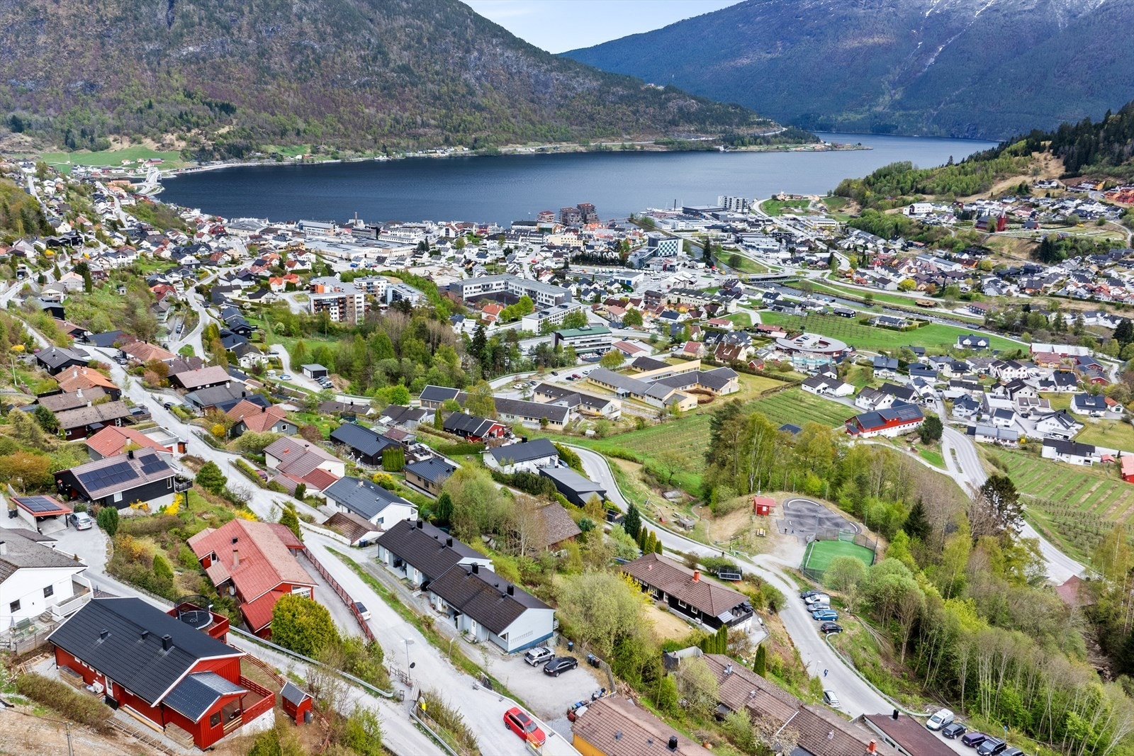 Sogndal sentrum som har dei fleste servicetilbod. Bl.a. Sogningen storsenter med over 50 butikkar. I smågatene nedanfor storsenteret finn du og kafé, restaurant, pub, kulturhus med kino og populære fjordstien der du kan gå frå Loftesnesbrui til Bondeviki. Galleribilde