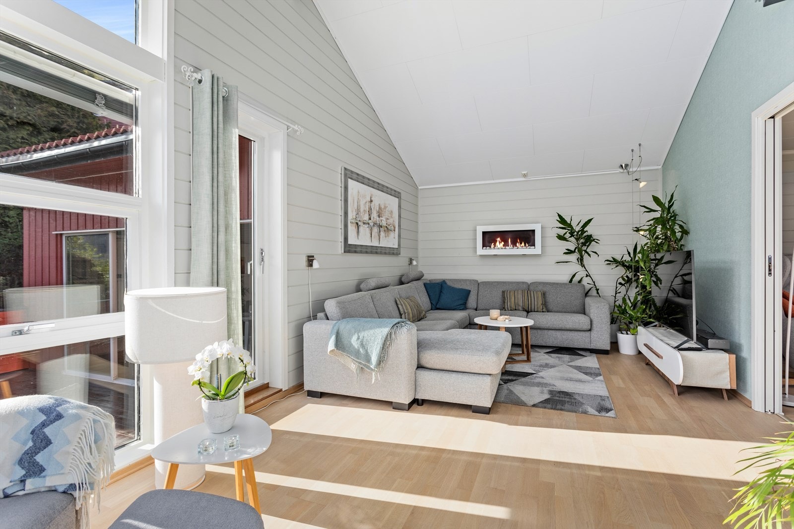 Herifrå er det tilkomst ut til altan med flott utsikt og triveleg utestove. Galleribilde