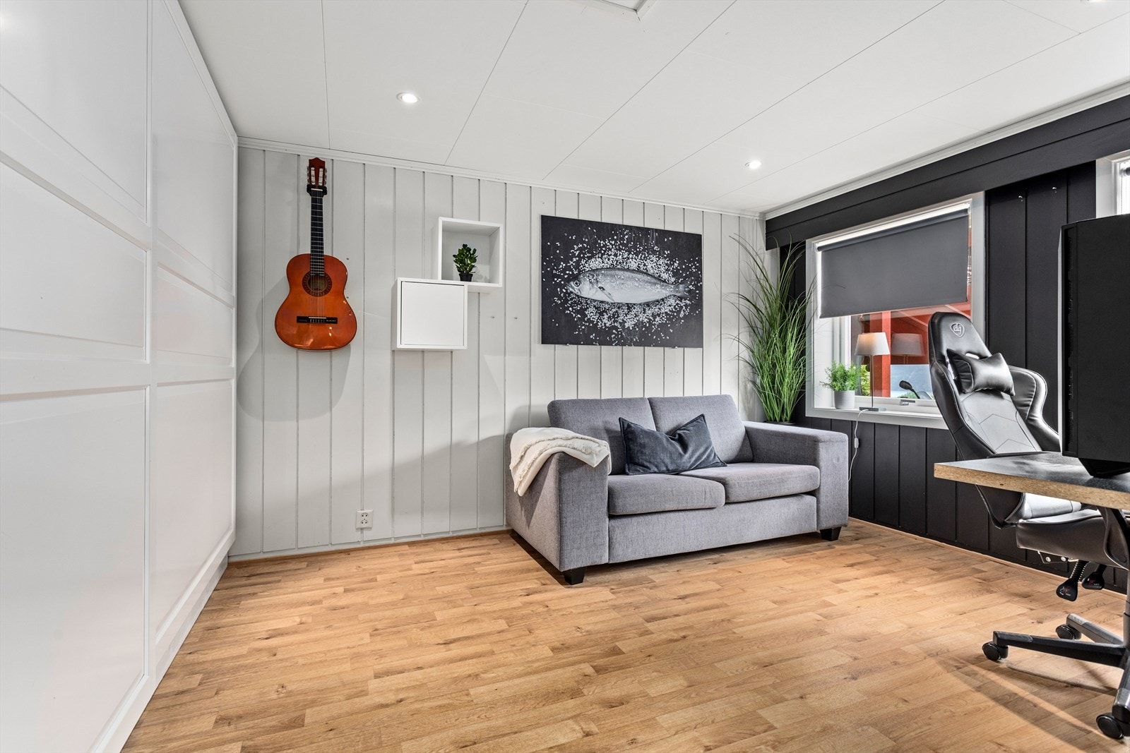 Soverom 3 innreia med praktisk skyvedørsgarderobe Galleribilde