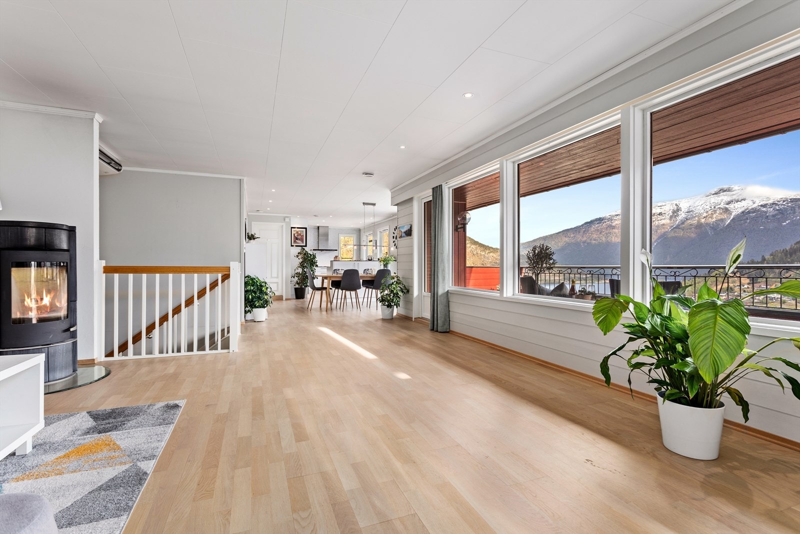 Stova er stor og kjem i opa løysing mot kjøkkenet og har tilkomst ut til to uteplassar. Her er det flott utsikt mot sentrum, fjorden og fjella i kring. Galleribilde