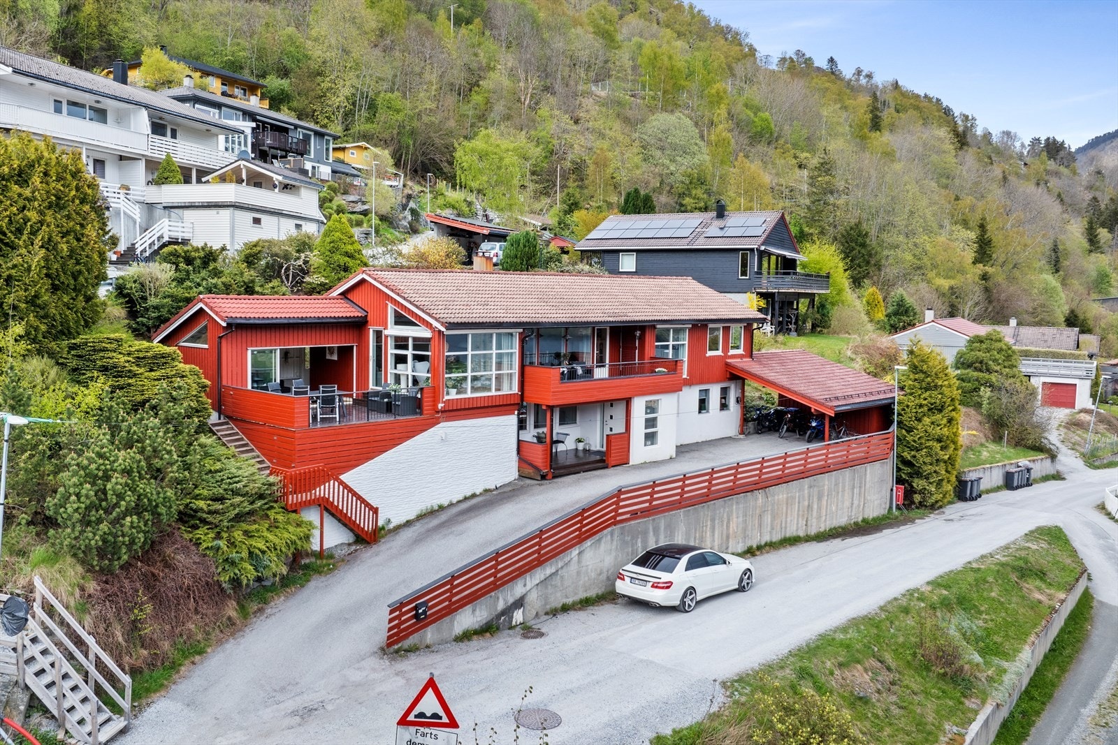 Einebustaden er oppført i 1973-74 og seinare ombygd og utvida. Galleribilde