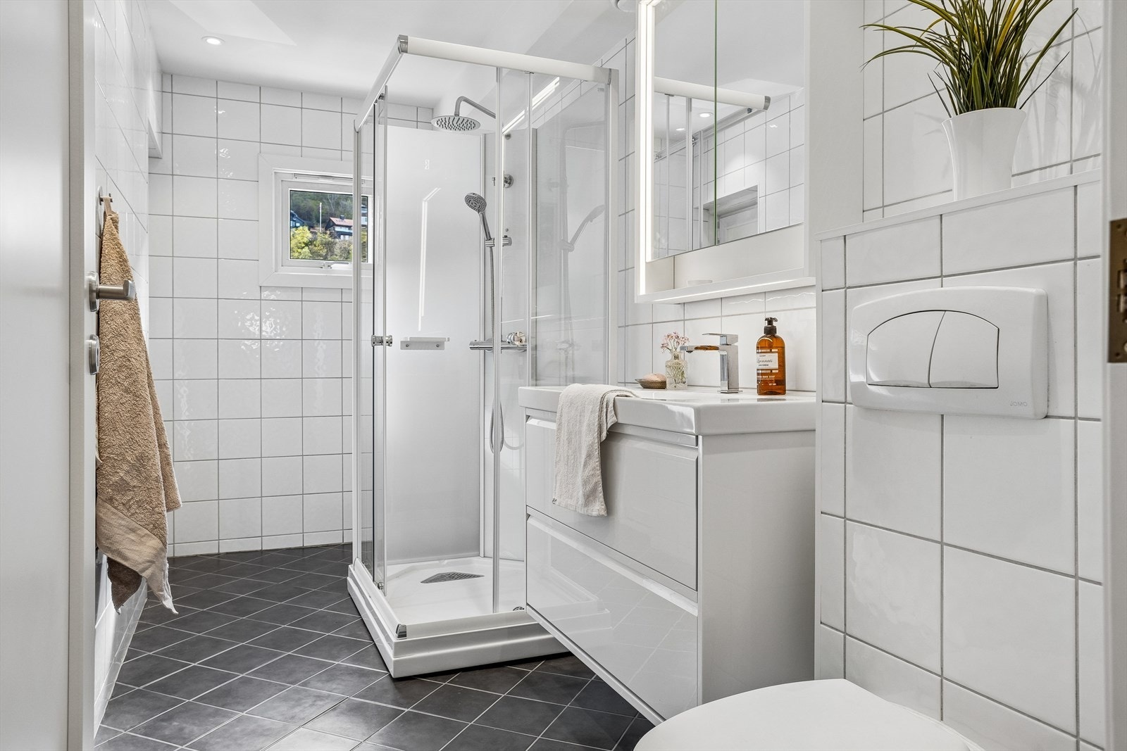 Badet er utstyrt med dusjkabinett og har opplegg for vaskemaskin. Herfra er det også utgang til en felles tørkealtan. Galleribilde