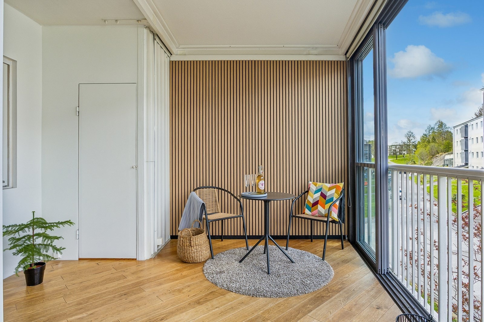 Fra stuen er det utgang til en romslig, innglasset balkong. Et ekstra rom som forlenger sesongen og gir gode lagringsmuligheter i en integrert bod. Galleribilde