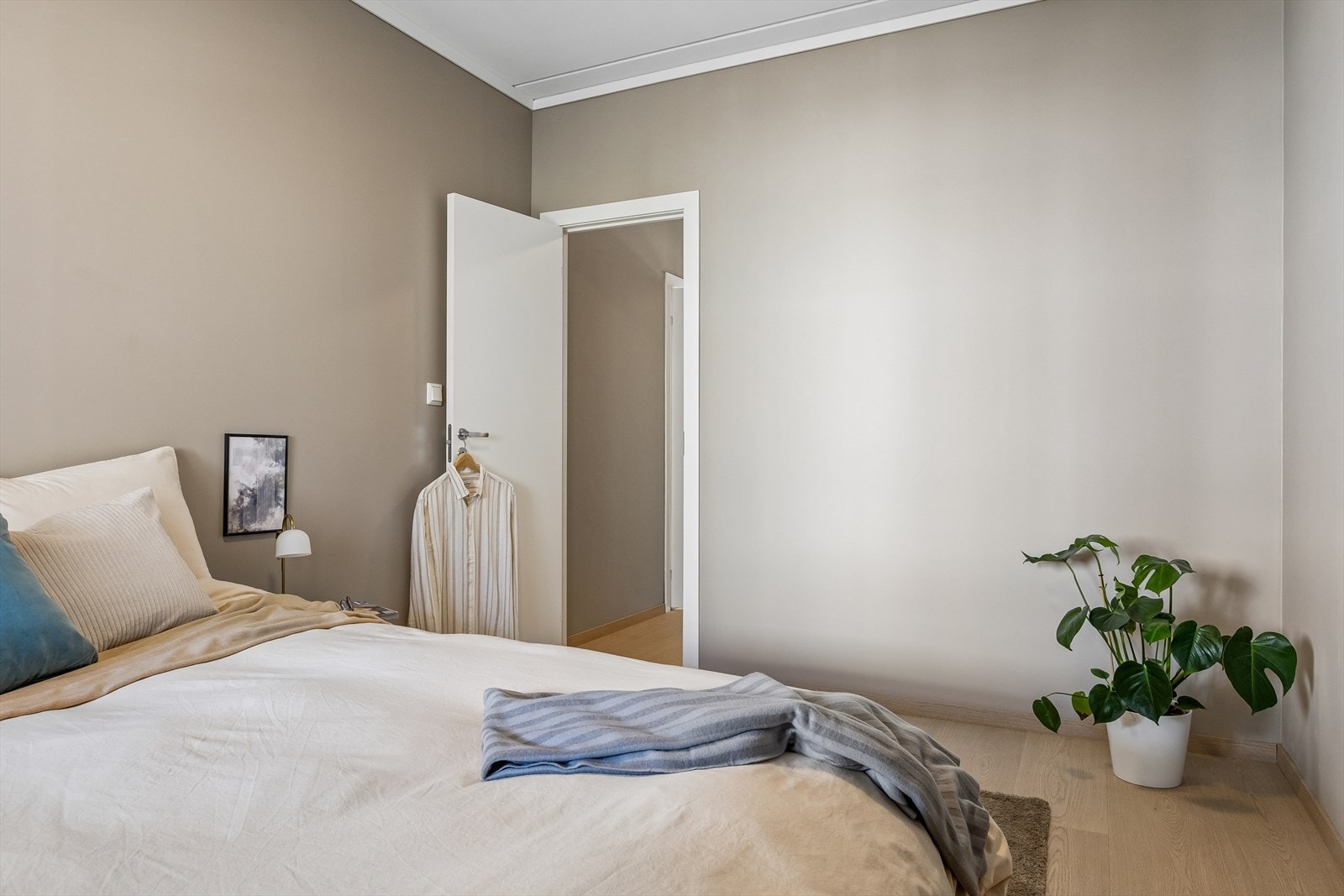 Fra hovedsoverommet er det tilgang til et rom som er ideelt som walk-in-closet. Galleribilde