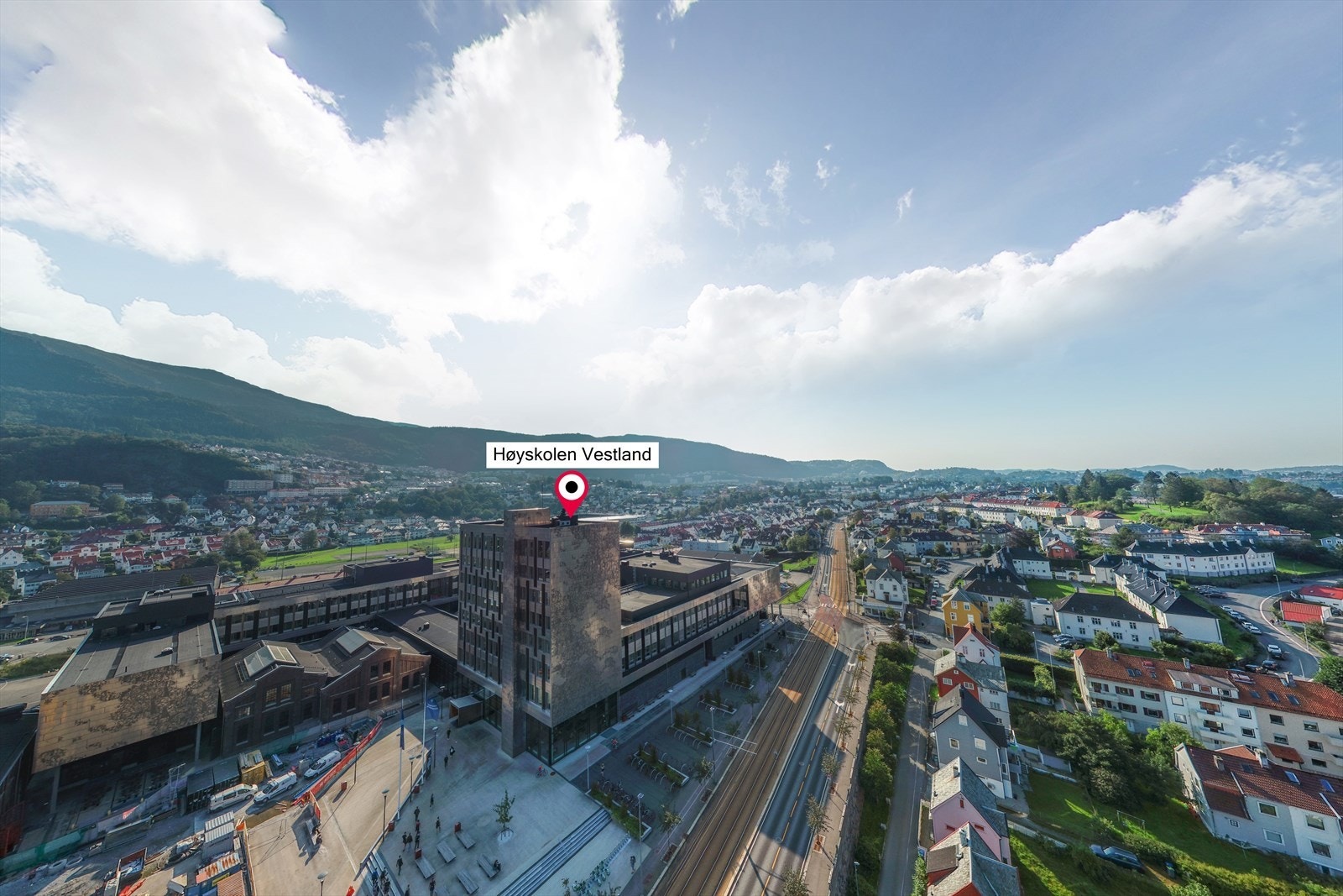 Området har nærhet til flere utdanningsinstitusjoner, inkludert Høgskulen på Vestlandet og videregående skoler. Galleribilde