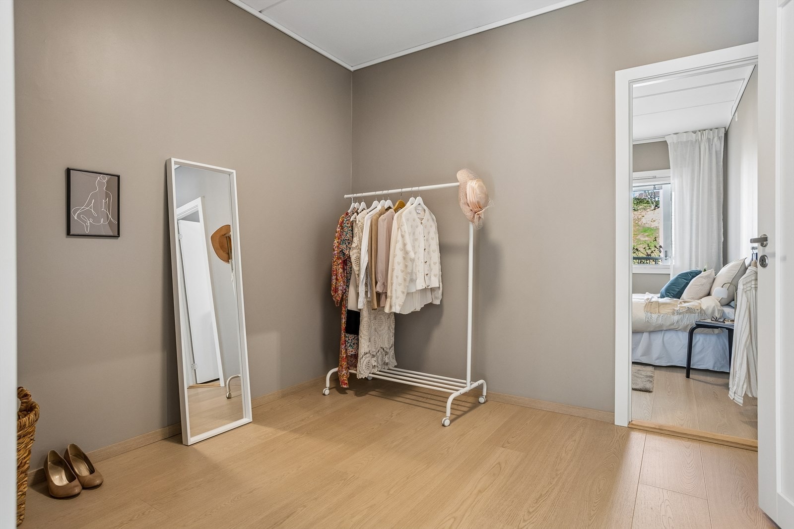 Dette rommet gir fleksible muligheter for oppbevaring eller en egen arbeidsplass. Galleribilde