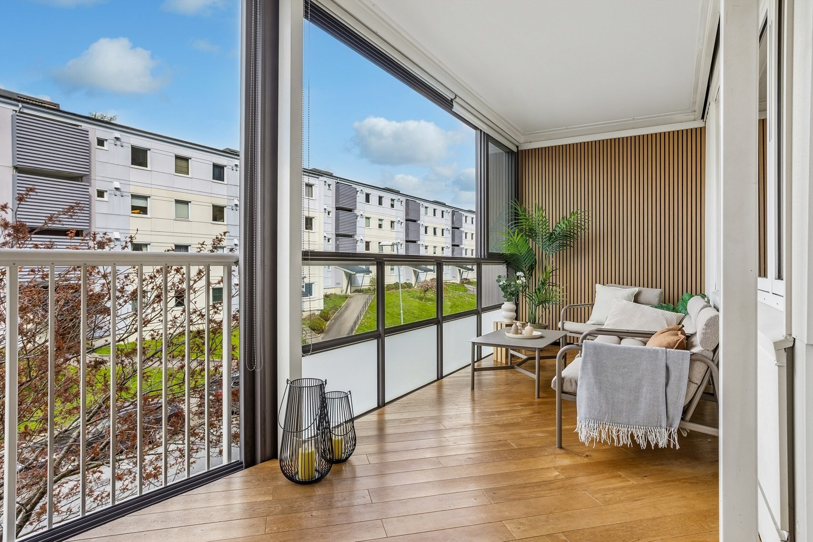 Balkongen er en flott forlengelse av stuen, med god plass til en sittegruppe. Galleribilde