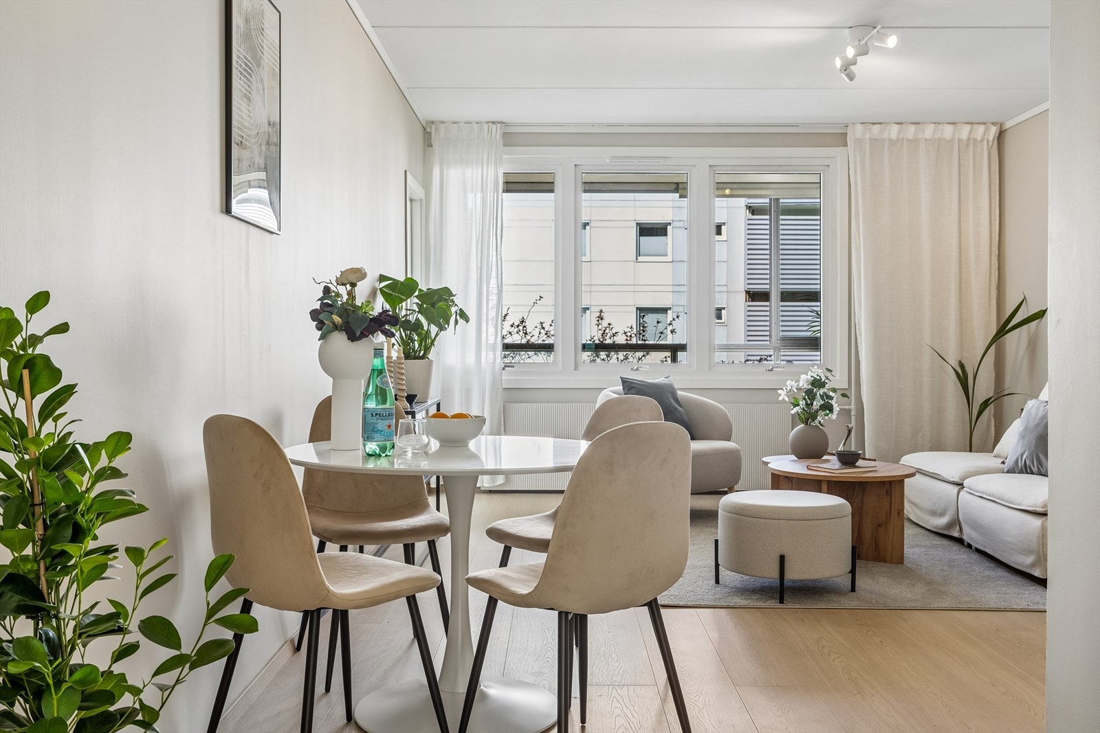 Stuen har god plass til både sofagruppe og en egen spiseplass. Galleribilde