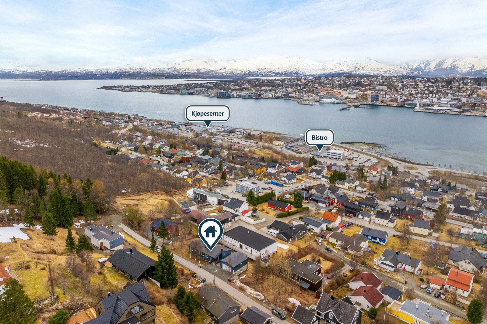 For øvrig kan det nevnes at det er kort gå/sykkelavstand til både Pyramiden og Tromsø sentrum fra boligen. Pyramiden byr på alt man trenger i daglike som dagligvare med post i butikk, apotek, m.m.