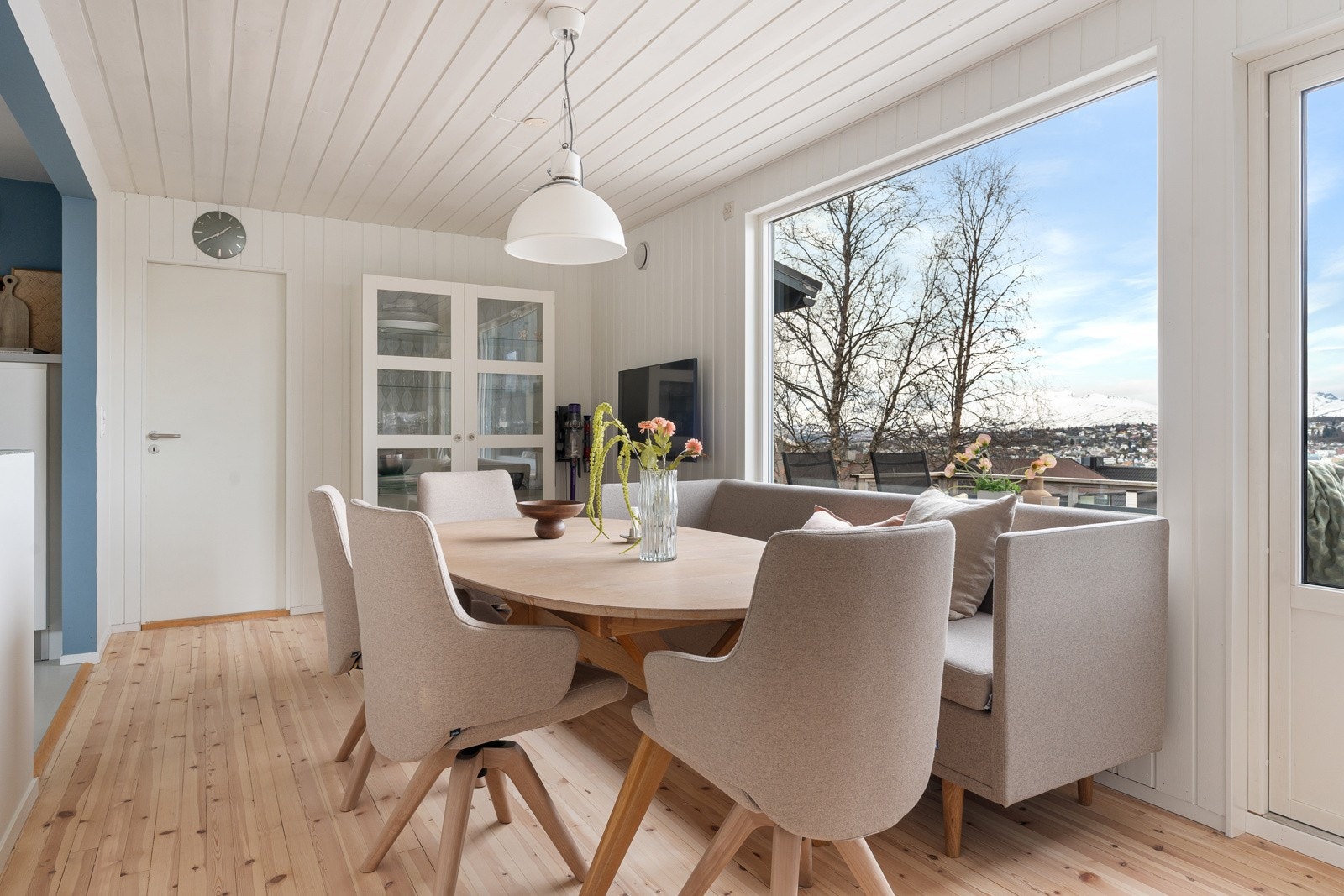 God plass til stort spisebord, som kan plasseres like ved kjøkkenet.