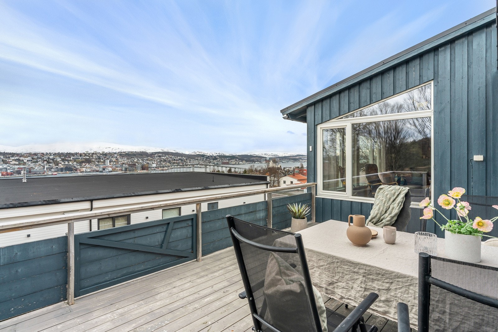 Ut fra stue/kjøkken har man en romslig, vestvendt veranda.