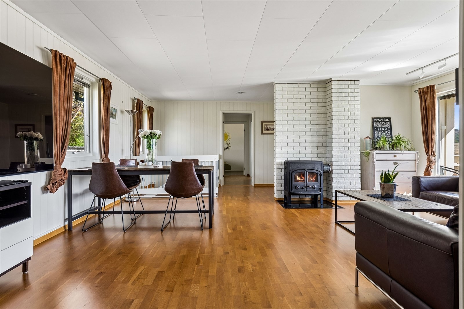 Den åpne løsningen gir rom for både en romslig sofakrok og en egen spiseplass. Galleribilde