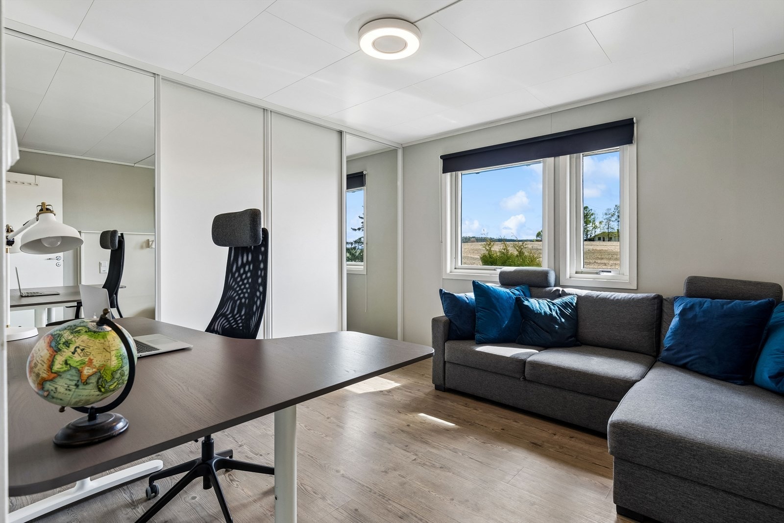 Rommet har plass til både kontorløsning og en mindre sittegruppe. Galleribilde